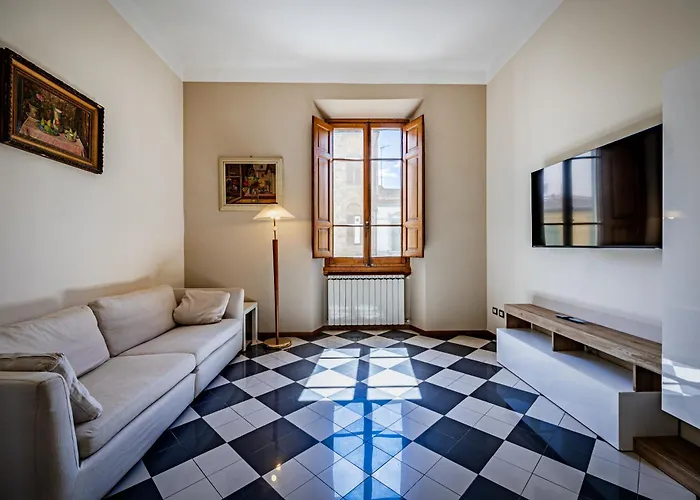 Yd Elegant Near Tramvia
