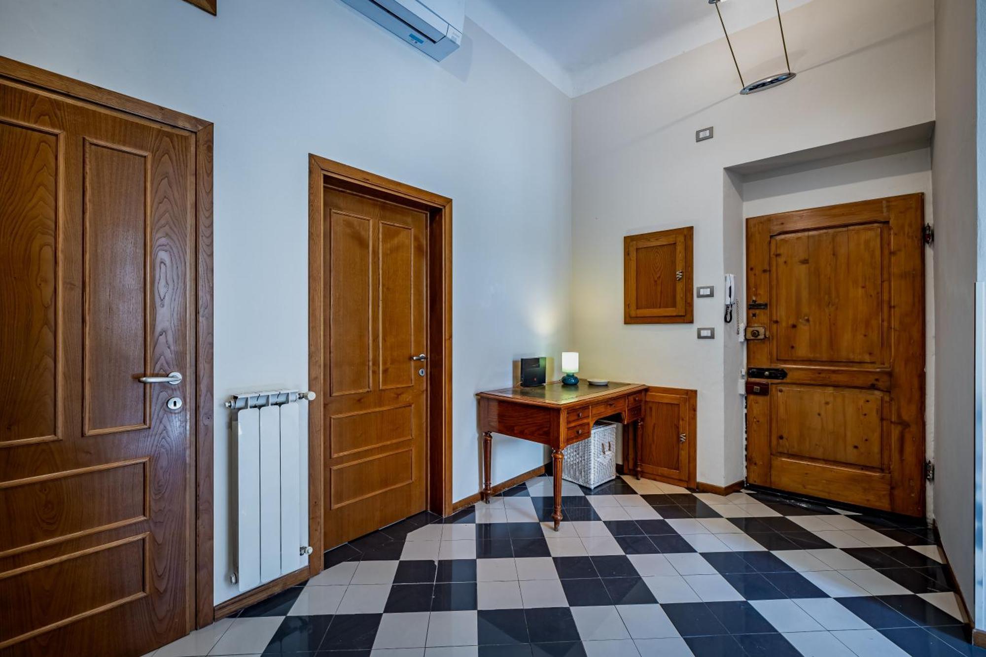 Yd Elegant Near Tramvia *