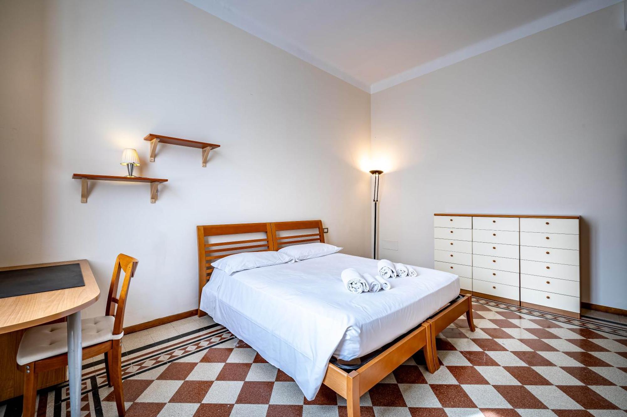 Yd Elegant Near Tramvia